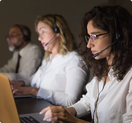 Equipe de atendimento com headsets — telefonia empresarial da Nedel
